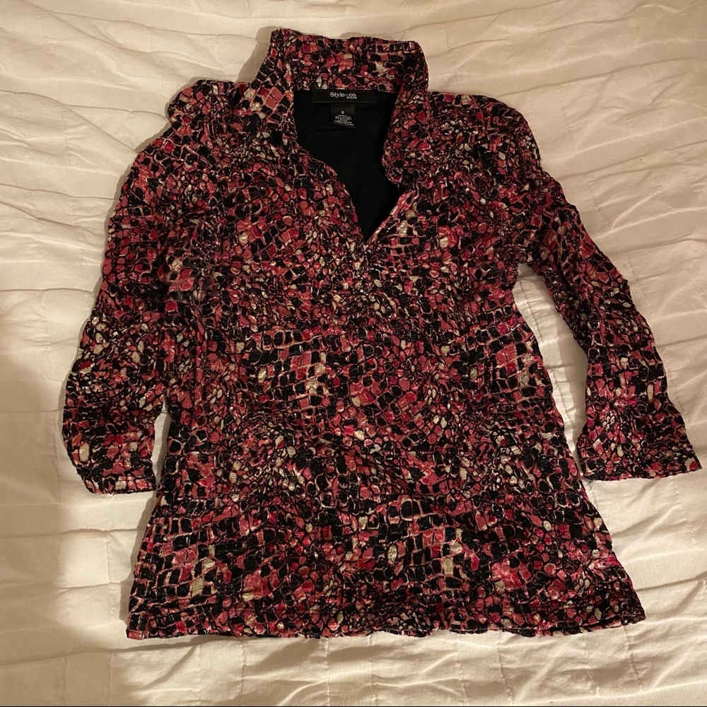 Collared pink floral textured half sleeve shirt
